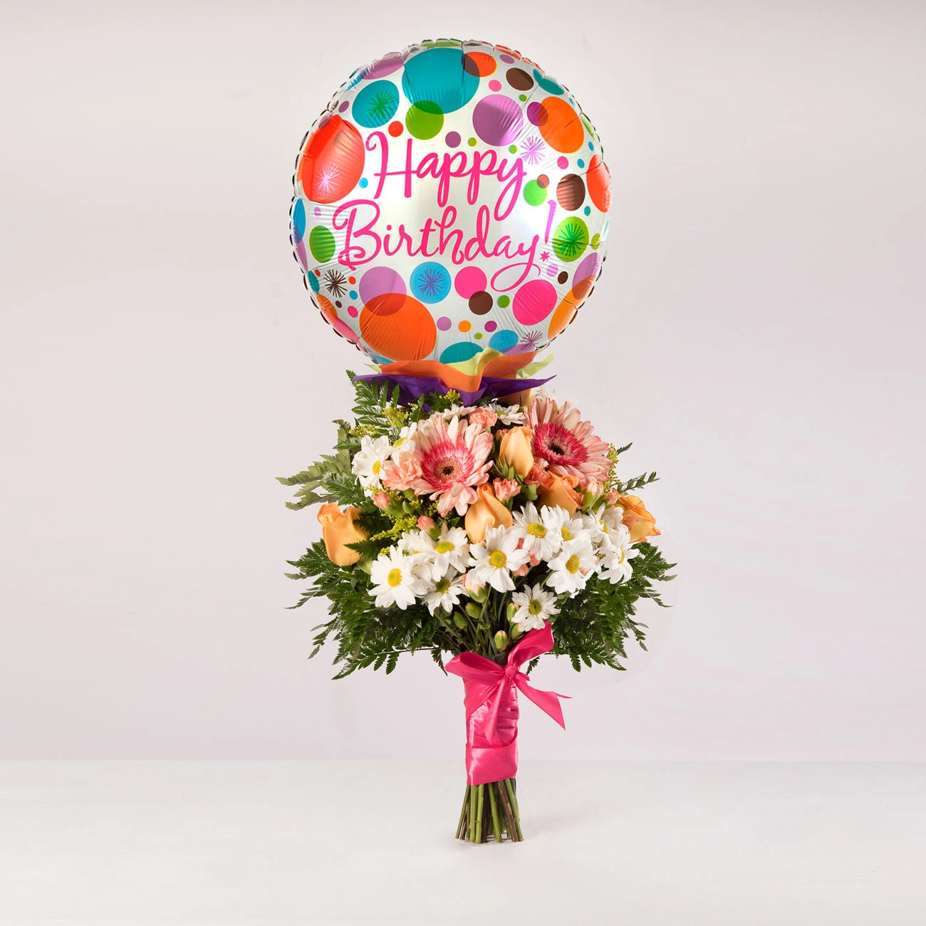 Ramo de flores de la temporada, gerberas, margaritas y rosas, con un globo de feliz cumpleaños.