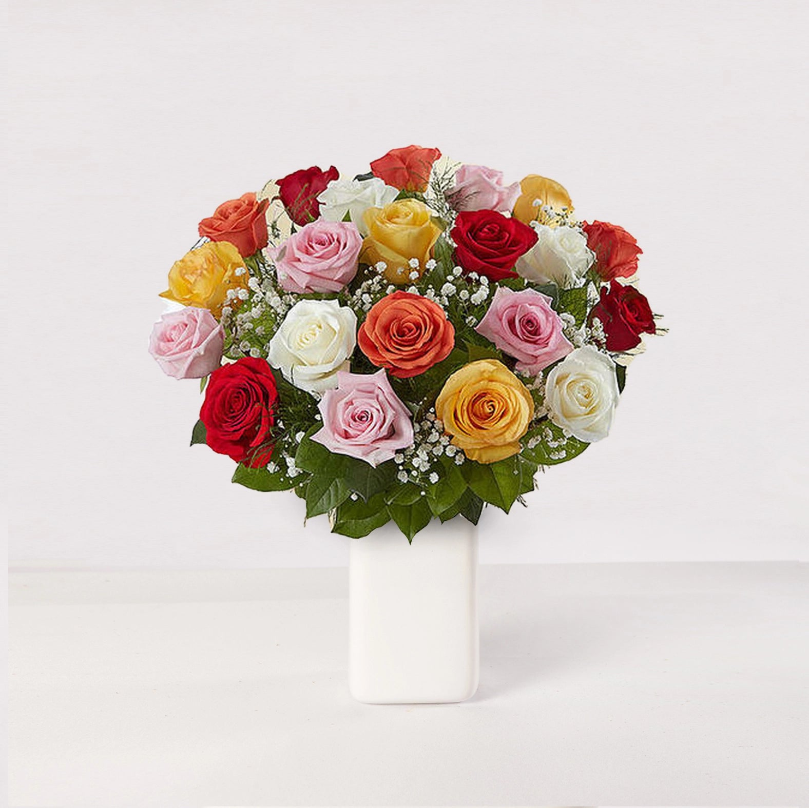 Arreglo de rosas de colores mixtos con baby breath en un florero.