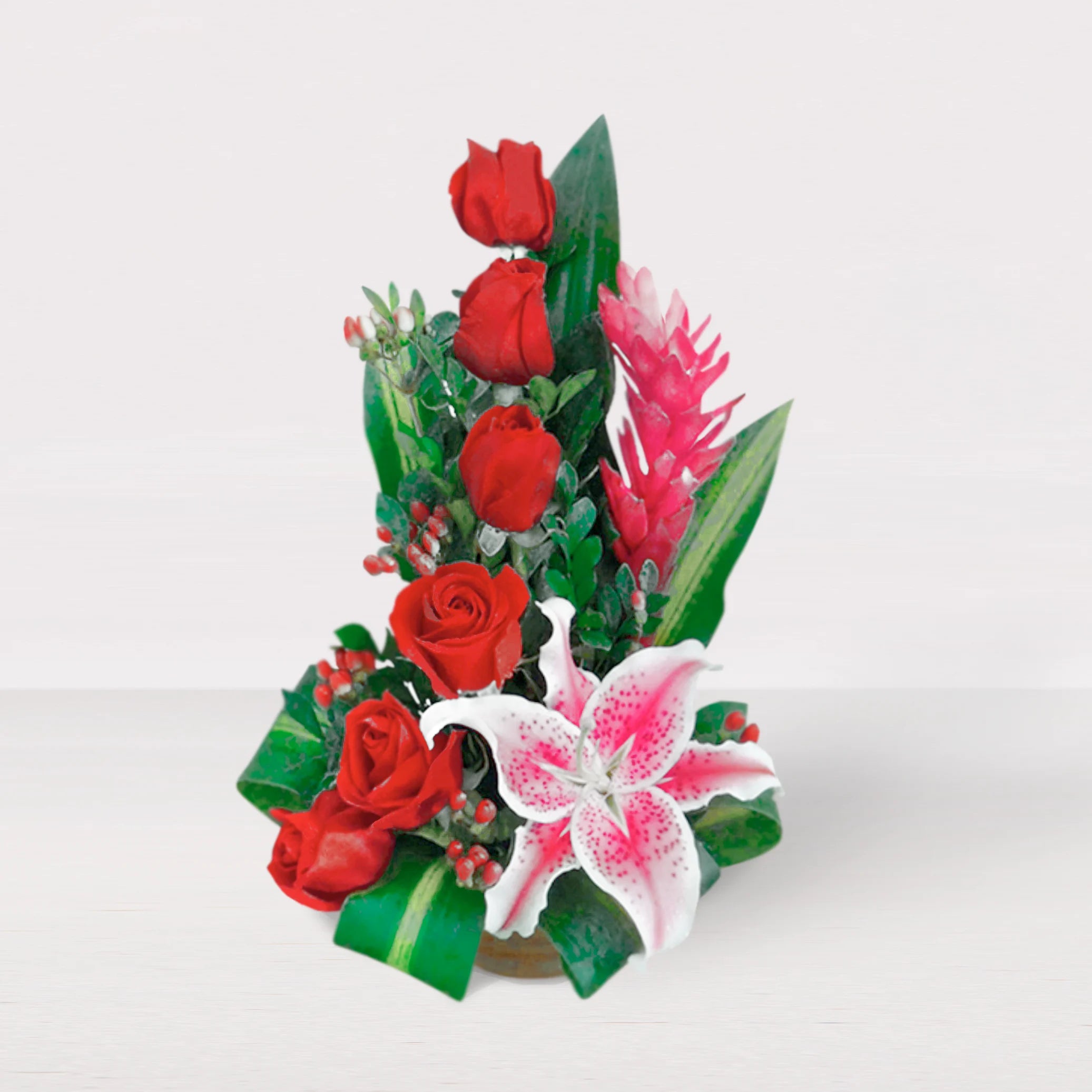 Arreglo floral vertical con rosas rojas, lirio y flores tropicales