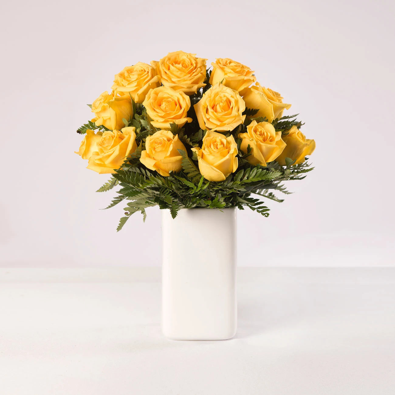 Arreglo de 12 rosas amarillas en un florero